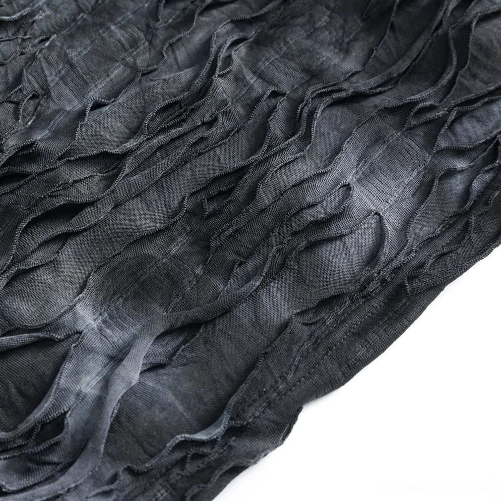Nahaufnahme des Vorderbereichs von dunkelgrauem Tie-Dye-zerrissemem Stoff und Volant-Konstruktion des Gothic Ripped Hoodie