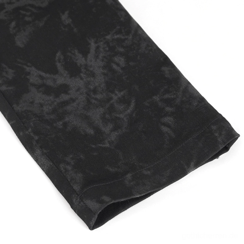 Detaillierte Nahaufnahme des Hosensaums der Gothic-Slim-Fit Röhrenhose mit dunkelmarmoriertem Druckstoff