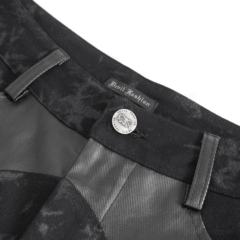 Nahaufnahme des Taillenband einer Gothic-Röhrenhose mit Metallknopf, Kunstlederpanels und Gürtelschleifen