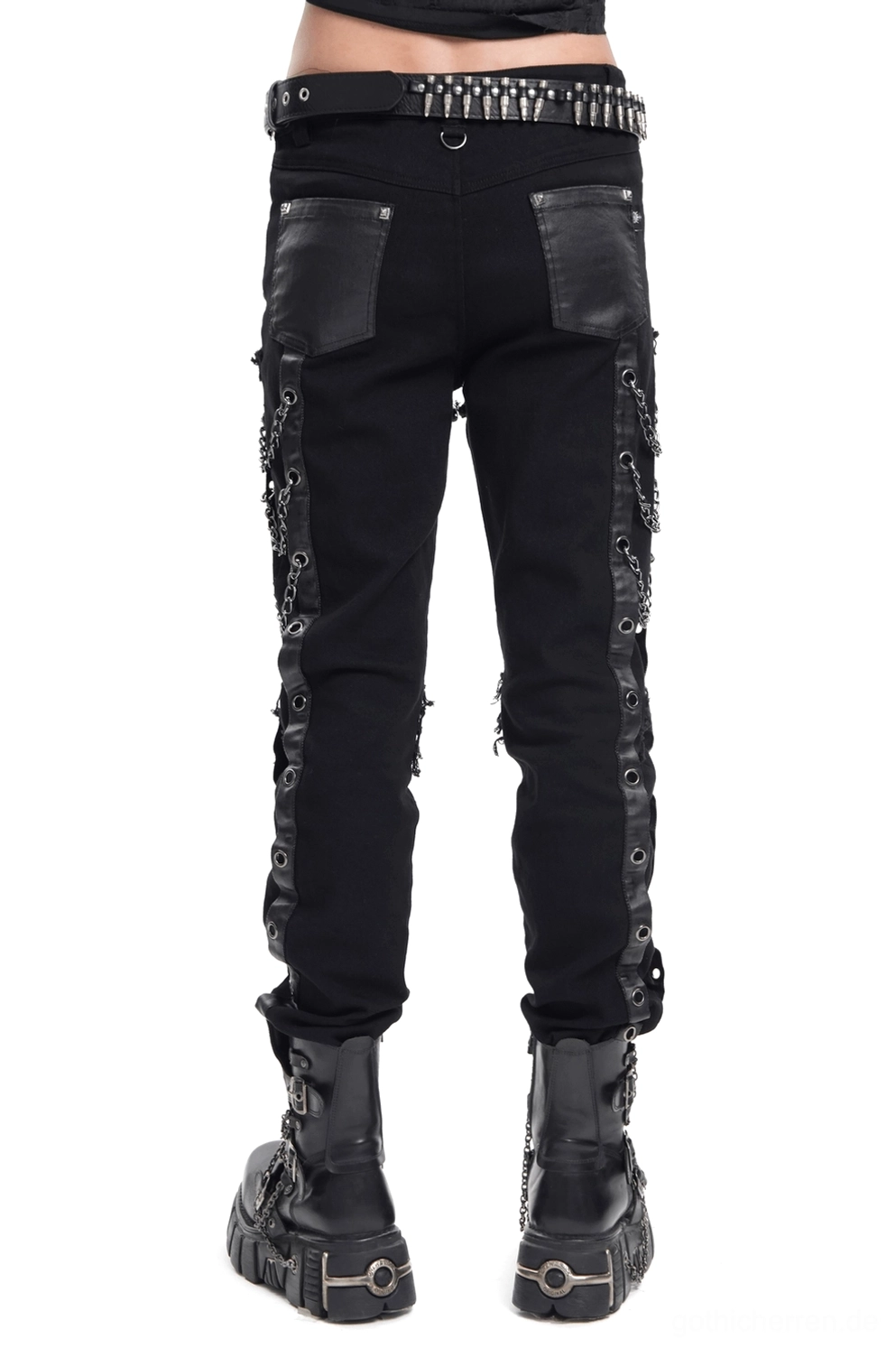 Gothic Slim-Fit Hose Rückansicht mit Leder-Patches und seitlichen Kettenakzenten, zeigt Details der hinteren Taschengestaltung