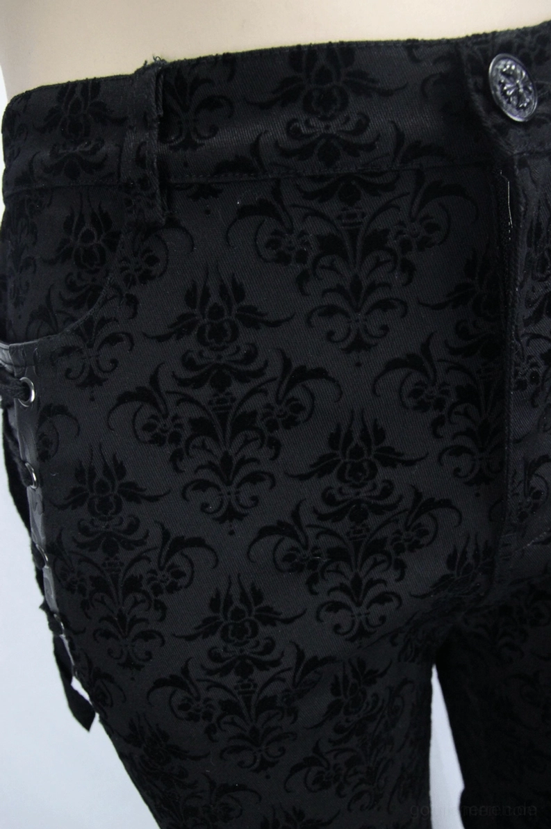 Rückliche Hüft-Tasche Nahaufnahme Gothic schwarze Röhrenhose mit Damast-Muster und dekorativen Knopf-Details, Detailfotografie
