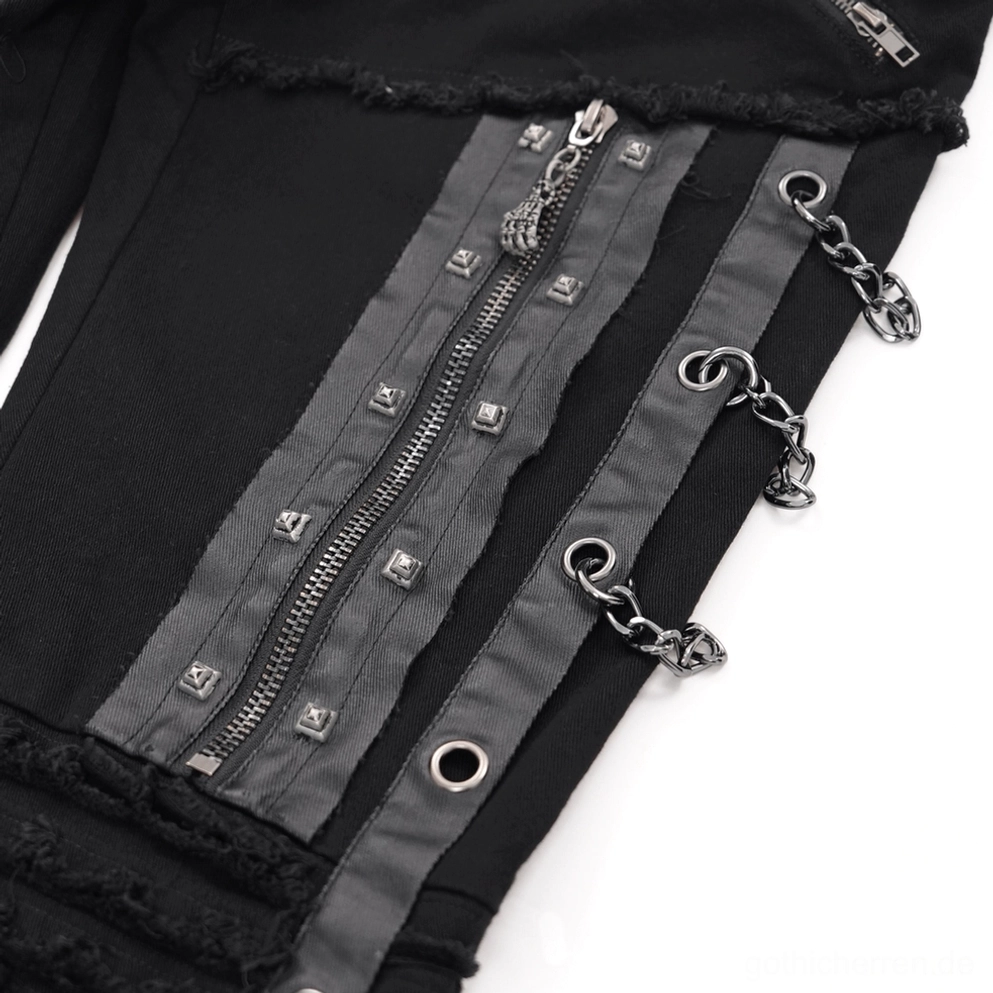 Gothic-Röhrenhose Detailaufnahme mit Kettenanbringungspunkten, Metallösen und Hardware-Konstruktion an der Hüfte