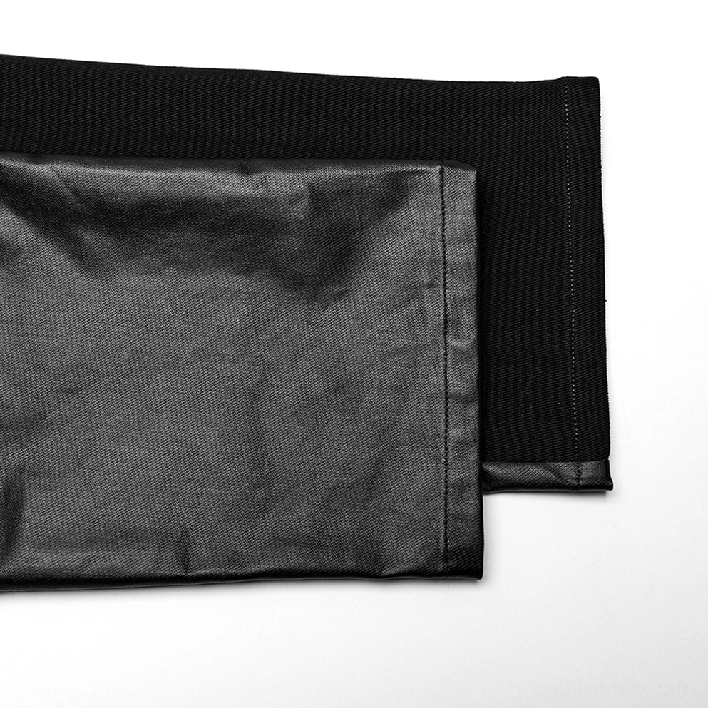 Materialvergleich Gothic Röhrenhose Stoffmuster mit glänzendem PU-Leder-Swatch und mattem schwarzem Baumwoll-Twill-Swatch auf weißem Studio-Hintergrund