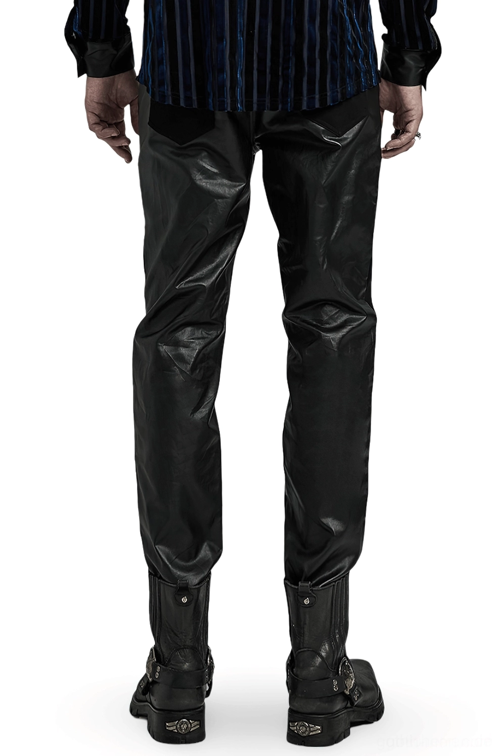 Gothic Röhrenhose Rückansicht mit glänzendem schwarzem PU-Leder-Material an Rückpanel und Seitenpanel, konischer Knöchelschnitt mit Taschenkanten-Detail auf männlichem Model