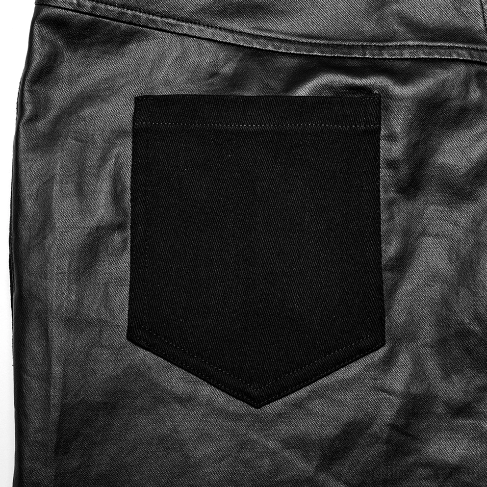 Detailaufnahme hintere Tasche Gothic Röhrenhose mit schwarzem PU-Leder-Applikation, V-förmiges Kontrastdesign mit Naht-Detail und Tiefenwirkung