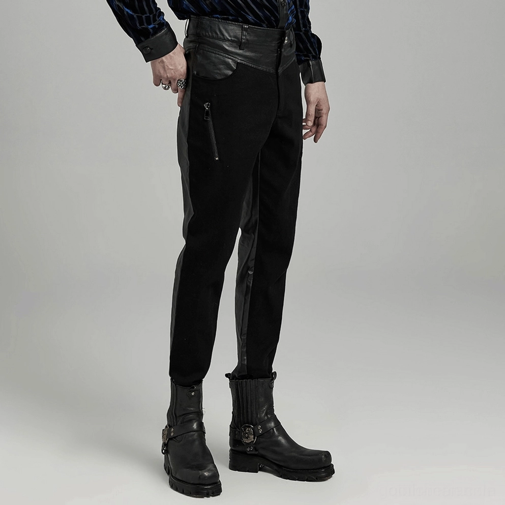 Gothic Röhrenhose Seitenansicht auf männlichem Model mit langem Haar, schwarzer gestreifter Bluse, zeigt silbernen Seitenzipp, PU-Leder-Bundleiste und konischen Knöchelschnitt mit schwarz-Lederstiefeln