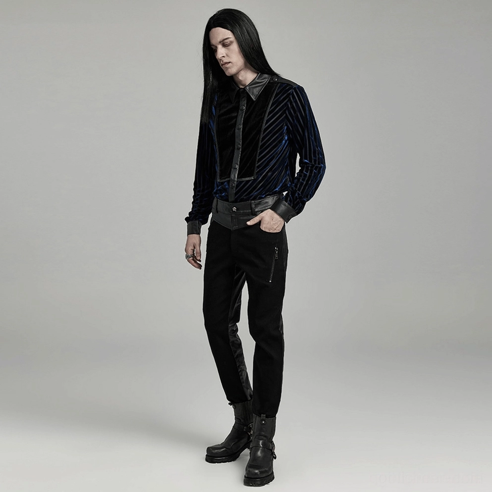 Gothic Röhrenhose Styling mit gestreiftem schwarzem Formal-Samtshirt auf männlichem Model mit langen Haaren, zeigt elegante Gothic-Formal-Kombination mit Totenkopf-Button und PU-Lederpanel