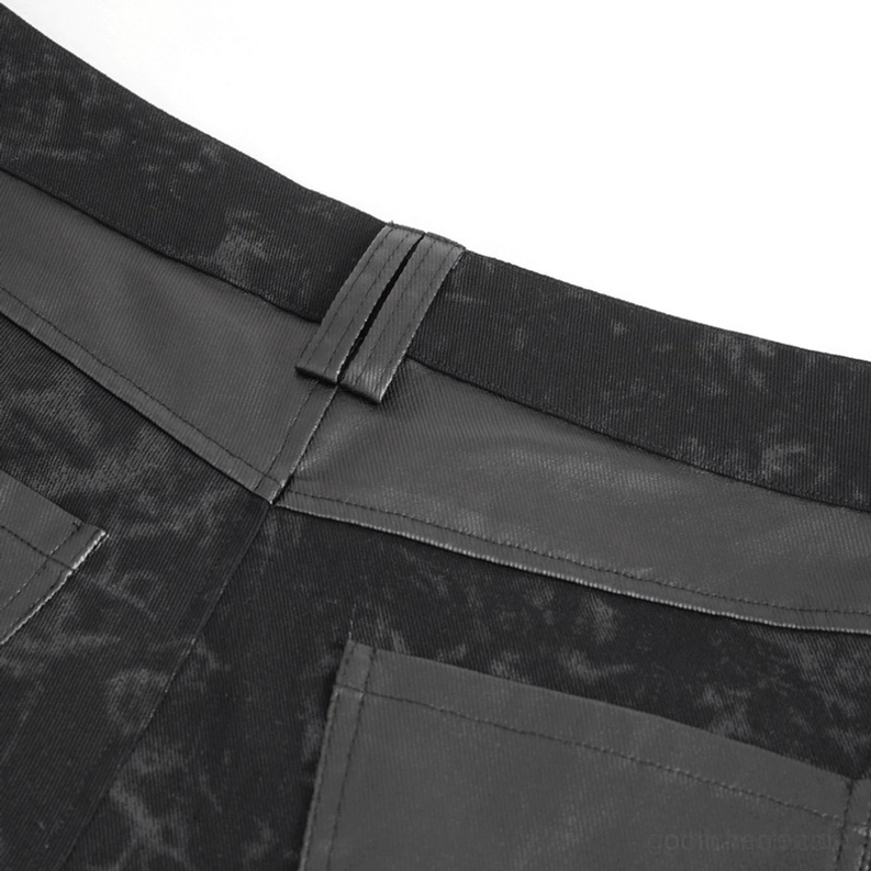 Mode-Styling der schwarzen Gothic-Slim-Fit Schnallenhose kombiniert mit Plateau-Stiefeln und dunkler Mode
