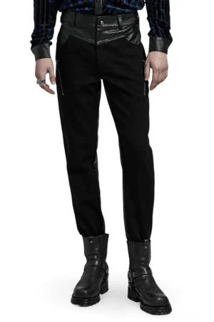 Gothic Röhrenhose mit Totenkopf-Knopf Vorderansicht, schwarze PU-Leder-Bundleiste, schlanke Passform auf männlichem Model im Studio mit gestreiftem Shirt und schwarz-Lederstiefeln
