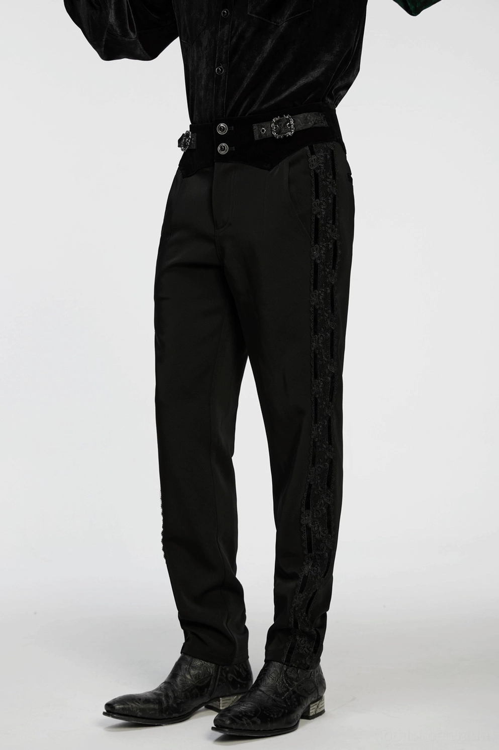 Nahaufnahme der Stofftextur der gotischen Röhrenhose - Velourssamt und ornamentale Spitzenverzierungen mit visuellen Detailmerkmalen