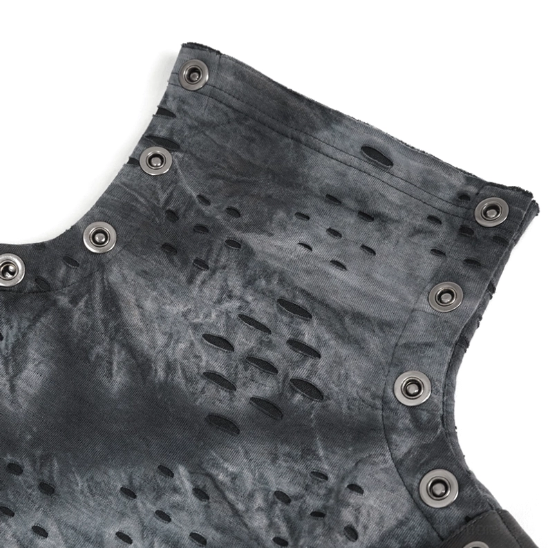 Nahaufnahme des Gothic Rollkragen-Kragen Details, hohes Rollkragen-Design mit Druckknopf-Verschluss, perforierter Tie-Dye-Textur, verblasster fleckiger Effekt