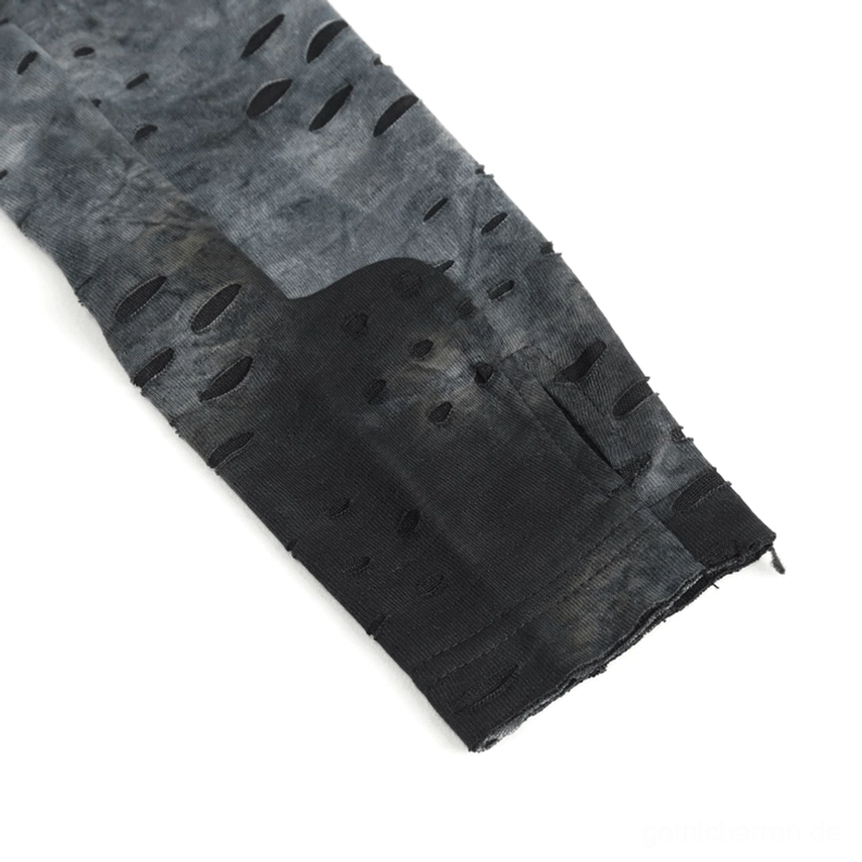 Gothic Rollkragen-Manschetten Nahaufnahme mit Daumenlochhems-Design, geschichtete Schnallengurte, perforierter Distressed-Stoff-Detail, Industrial-Hardware-Akzente
