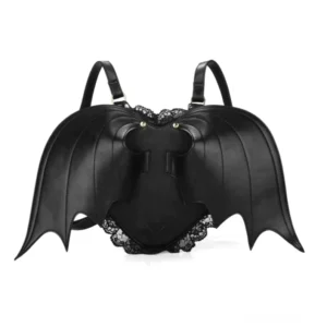 Schwarzer Gothic Rucksack in Herzform mit Fledermausflügeln, schwarzer Spitzenborte und goldfarbenen Metallbeschlägen in Frontansicht vor weißem Hintergrund