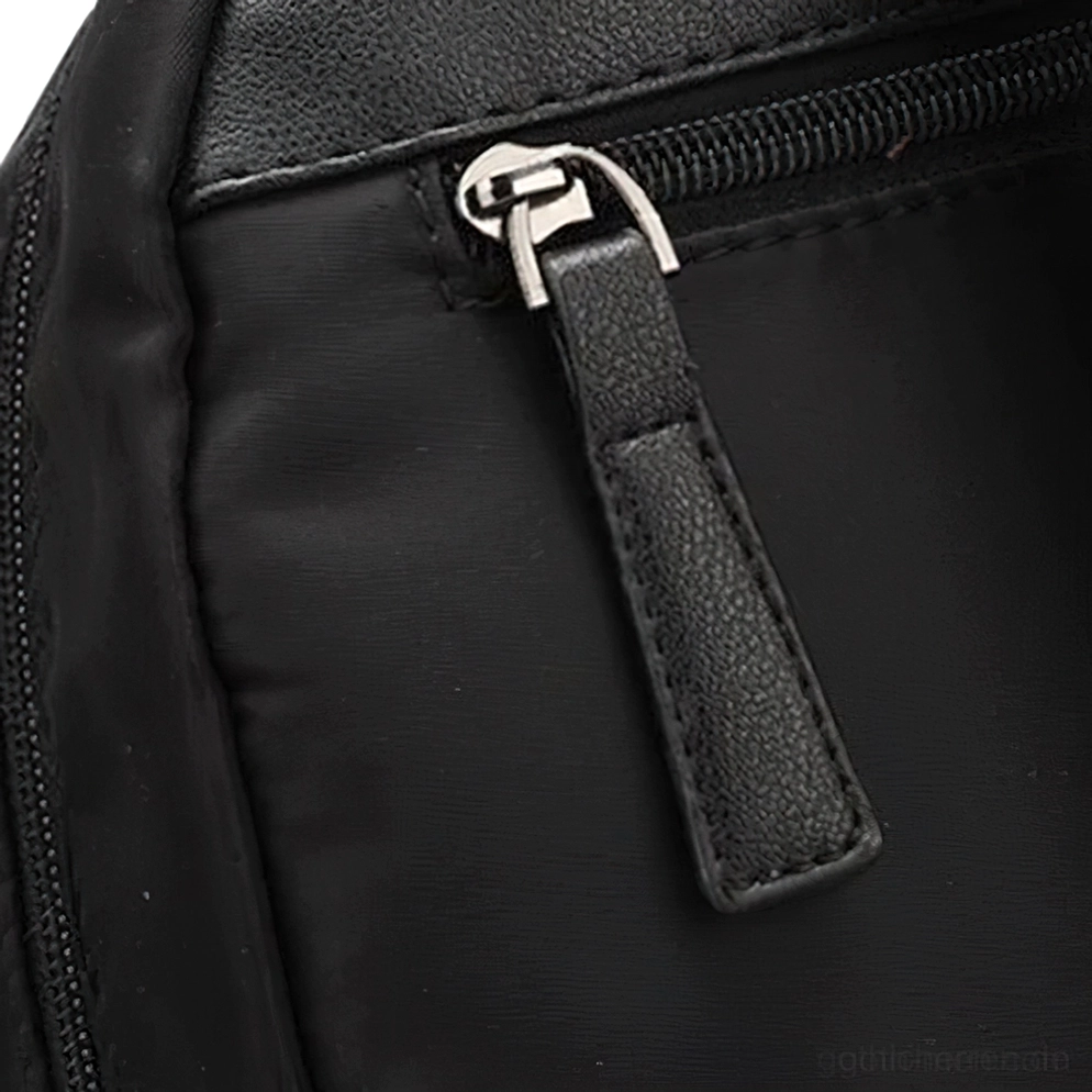 Gothic Rucksack Leder Hardware Detailansicht Reißverschluss Lederteile minimalistisches Design