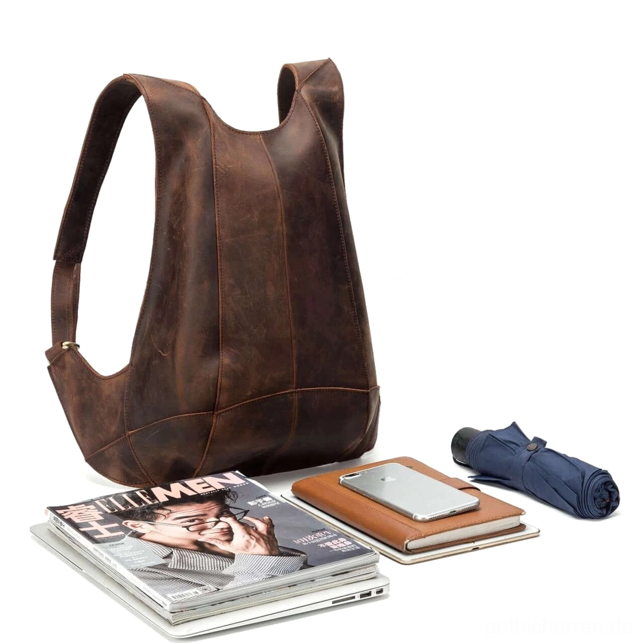 Vintage Tan echtes Leder Gothic Rucksack Seitenansicht Panelstitch ästhetisches Detail Strukturierte Konstruktion Handwerkliche Sorgfalt