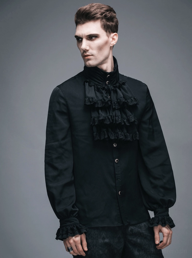 Nahaufnahme des Gothic-Hemdes Jabot-Halskragen mit gerüschten Details und Polyester-Gewebestruktur, zeigt die Qualität der mehrlagigen Rüschen