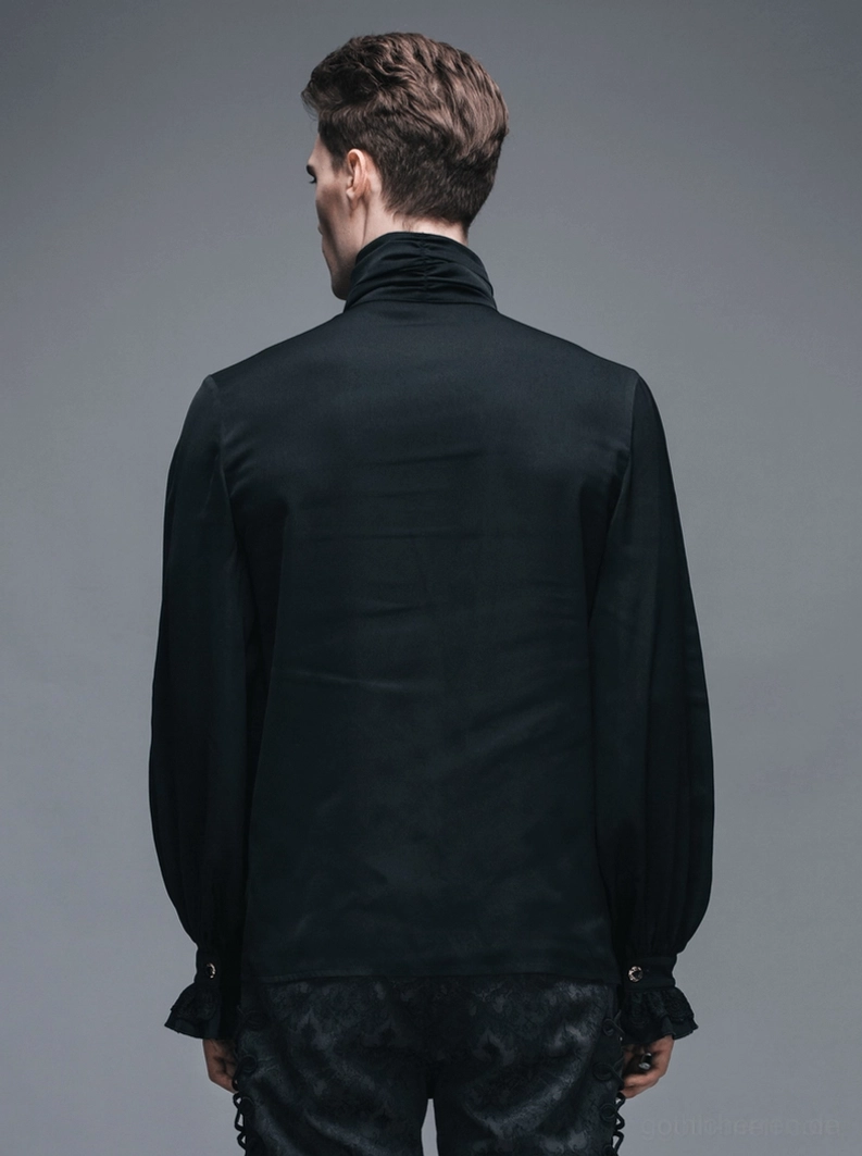 Rückansicht des Gothic-Rüschenhemds an männlichem Model zeigt lange Ärmelsleeve-Konstruktion und knöpfbare Manschettendetails, grauer Studiohintergrund