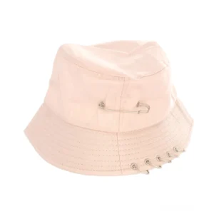 Rosa Gothic Safety-Pin Kappe mit silbernen Sicherheitsnadeln und verchromten Brim-Ringen – Frontalansicht Produkt