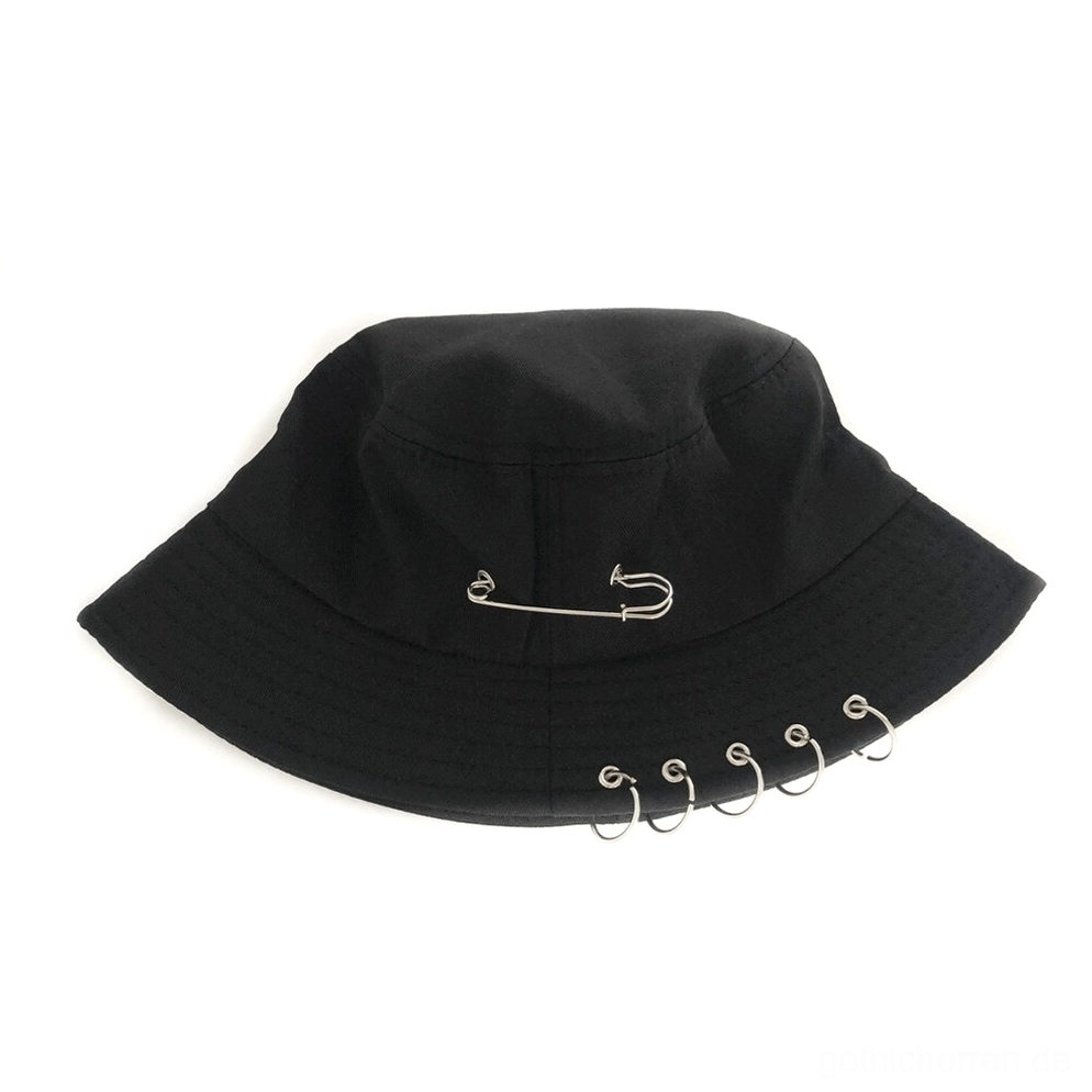 Schwarze Gothic Safety-Pin Bucket Hat Seitenprofil mit verchromten Ringen und Metall-Embellishment-Details