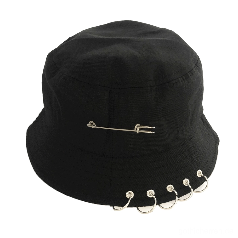 Schwarze Gothic Safety-Pin Bucket Hat mit verchromten Ringen und Metall-Sicherheitsnadeln – frontal flach