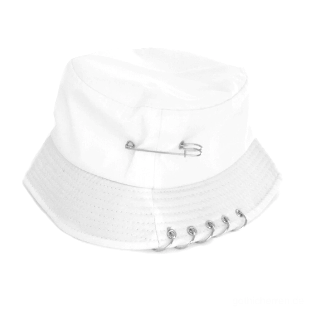 Weiße Gothic Bucket Hat mit Metall-Sicherheitsnadeln und verchromten Ring-Details am Schirm
