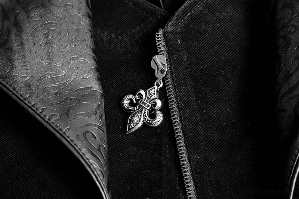 Schwarzer Gothic-Samtmantel Fleur-de-Lis-Reißverschluss-Anhänger und Samtgewebe Nahaufnahme Hardware-Handwerkskunst