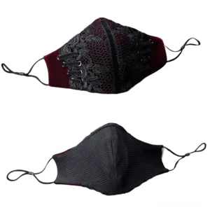 Gothic-Samtmaske Oberseitenwinkel mit Korsett-inspirierter Vorderseiten-Dekoration, Seiltrimmung an den Seiten, mehrschichtige aufgestickte Spitzenverzierung, dramatische strukturierte Silhouette, dunkles Maskenball-Design
