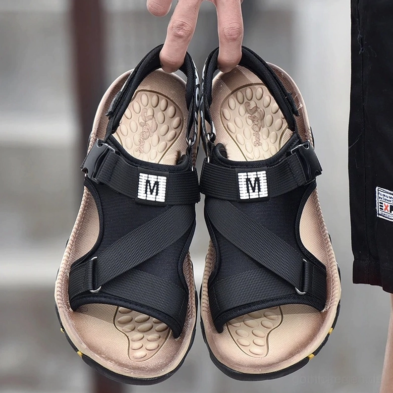 Alternative Lifestyle Sandalen in beiden Farbvarianten Schwarz und Khaki nebeneinander, zeigt Netz-Riemchen-Optionen und verstellbare Schnallensysteme im vergleich