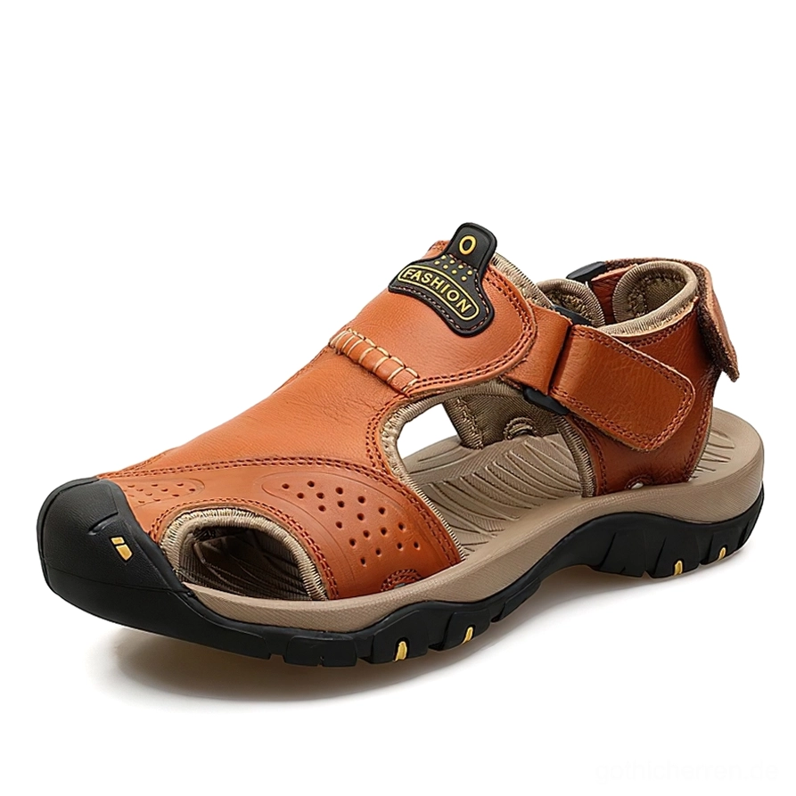 Tan-orange Echtleder Herren gothic Sandalen mit strukturiertem Obermaterial-Detail und atmungsaktiven Perforationen in Studio-Drei-Viertel-Winkel