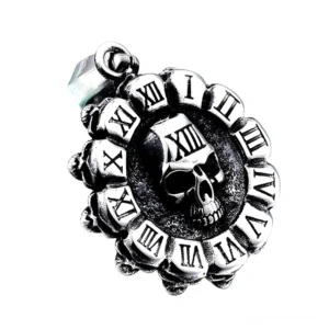 Seitenansicht Nahaufnahme des Gothic Totenschädel-Anhängers mit intrikantem gezacktem Zahnrad-Rahmen und römischen Ziffern XIII Details in gealttem Silbermetall