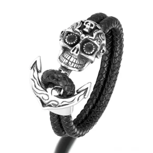Versilbertes Gothic Schädel Anker Lederarmband für Herren mit silbernem Anker Verschluss und gravierten Schädel Details am schwarzen Lederband - Alternative Mode