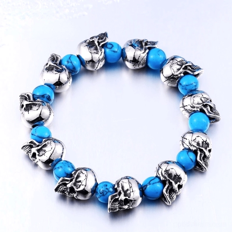 Schräge Ansicht Punk-Stil Schädel Perlen Armband, zeigt Seitenprofil und Perlenarragement, Gothic Elastik Design Detail