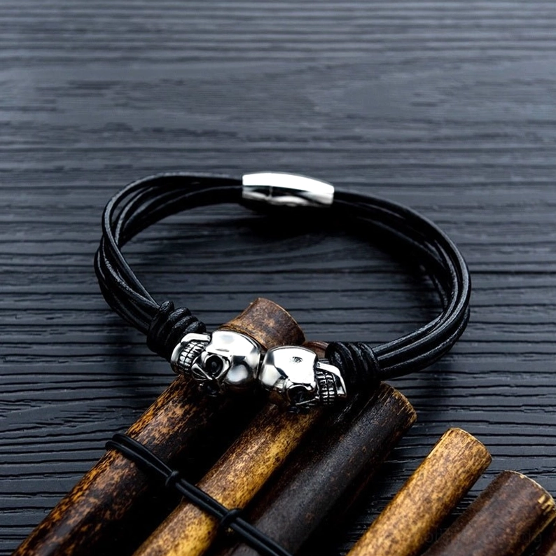 Multi-Strang schwarze Seilkette Gothic Schädel-Armband fotografiert auf Holztisch mit natürlichem Holz-Zubehör, DetailAnsicht der Kette