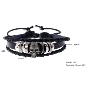 Handgewebtes Leder Schädel Armband mit Spezifikationen zeigt 10g Gewicht und 17cm verstellbare Länge, Studio-Produktaufnahme – Gothic Schädel Armband Maße