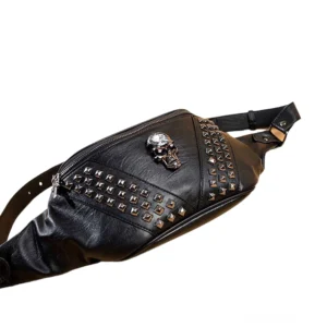 Gothic Schädel-Bauchtasche Dreiviertel-Schrägansicht zeigt Pyramiden-Metallnieten und Schädel-Dekoration auf schwarzem PU-Leder Crossbody-Tasche