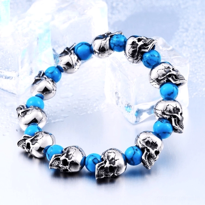 Gothic Punk Schädel Armband Elastik auf Eis Dekoration Hintergrund, silber-blaue Farbkontrast, alternative Unisex Tagesschmuck Stilfotografie