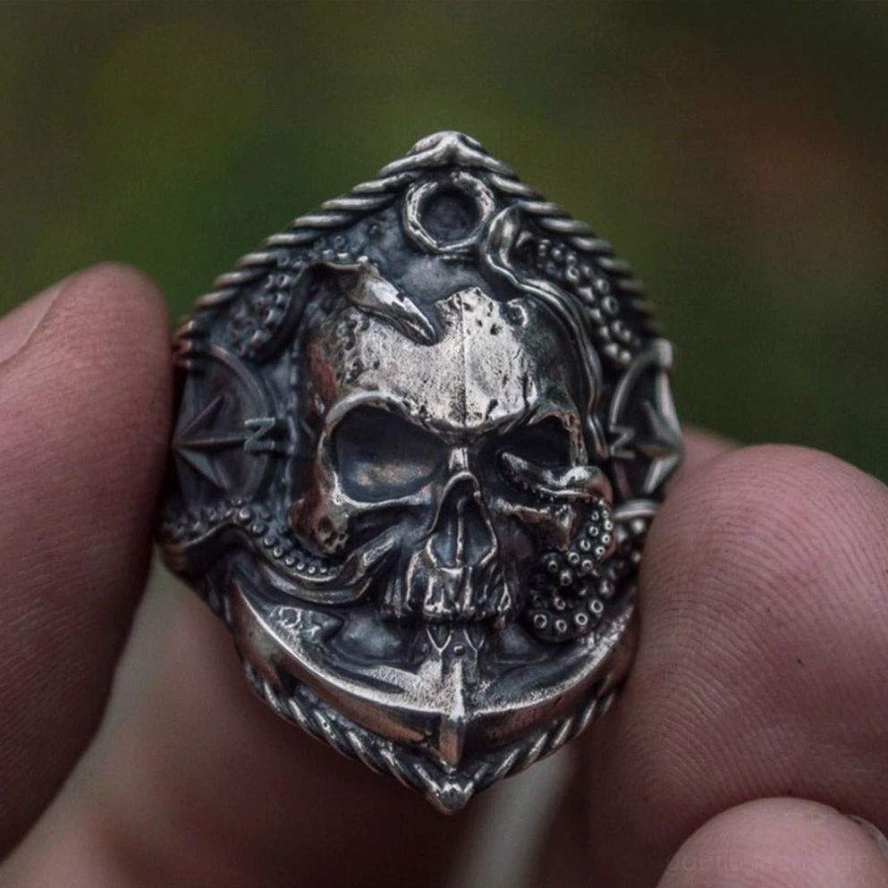 Vintage Gothic Schädel Kompass Ring mit Oktopus-detail auf fingerspitzen gehalten, architektonisches schnitzwerk design sichtbar