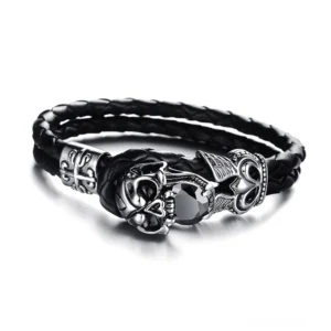 Gothic Schädel Lederarmband für Herren mit silbernem Edelstahl-Charm, schwarzem Zirkonia-Stein und geflochtener PU-Leder-Konstruktion – Frontansicht auf weißem Hintergrund