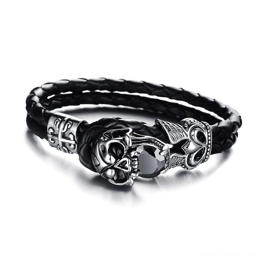 Gothic Schädel Lederarmband für Herren mit silbernem Edelstahl-Charm, schwarzem Zirkonia-Stein und geflochtener PU-Leder-Konstruktion – Frontansicht auf weißem Hintergrund