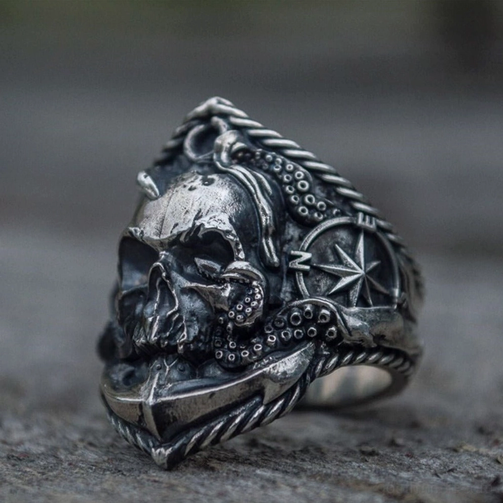 Biker Gothic Kompass Schädel Ring mit Oktopus-tentakel-umwicklung, schrägansicht seitenansicht auf dunklem hintergrund