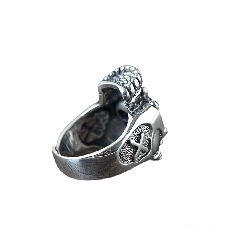 Verstellbarer Gothic Schädel Ring Seitenprofil mit graviertem Kreuzdetail, Nieten-Schultern und poliertem Sterlingsilber-Band in authentischer Vintage-Optik