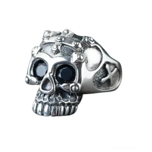 Gothic Schädel Sterling-Silber Ring Frontansicht mit schwarzen Halbedelstein-Augen, verzierter Nieten-Krone und detaillierter Skelett-Struktur in Vintage-Patina-Finish