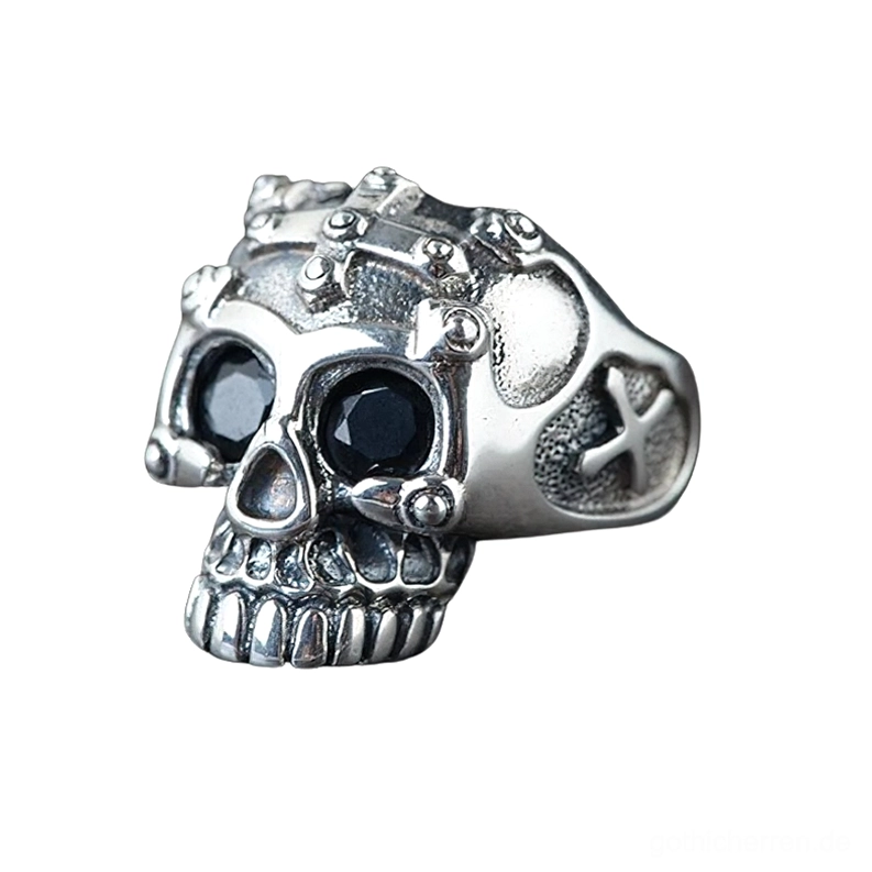 Gothic Schädel Sterling-Silber Ring Frontansicht mit schwarzen Halbedelstein-Augen, verzierter Nieten-Krone und detaillierter Skelett-Struktur in Vintage-Patina-Finish