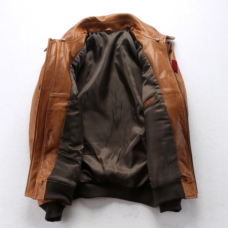 Gothic Schafsleder Bomberjacke Vorderansicht mit abnehmbarem Pelzkragen und vintage Militär-Bestickung – authentisches Design Statement