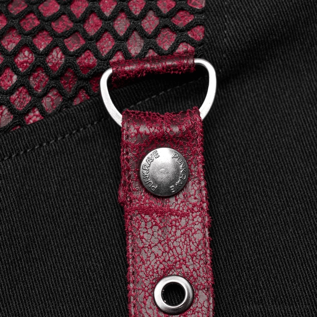 Nahaufnahme des Marken-Metall-Hardware und textil-strukturierten weinroten Riemen-Details auf der schwarzen Gothic Schlaghose mit abnehmbarer Verschluss