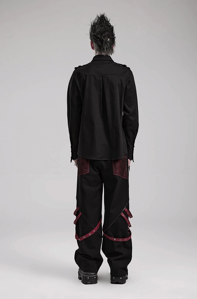Styling-Komposition der schwarzen Gothic Schlaghose mit abnehmbaren weinroten Riemen zeigt Vielseitigkeit mit und ohne Harness-Straps