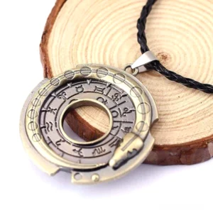 Gothic Schlangen-Pendant Halskette auf Holzuntergrund mit intrikatem Runen- und Tierkreiszeichen-Design, antiker Bronzeoberfläche und geflochtener Lederschnur, seitliche Detailaufnahme