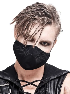 Nahaufnahme Vorderansicht schwarze Gothic Schmetterlings-Maske mit detaillierter silberner Flügelstickerei und matter schwarzer Oberfläche