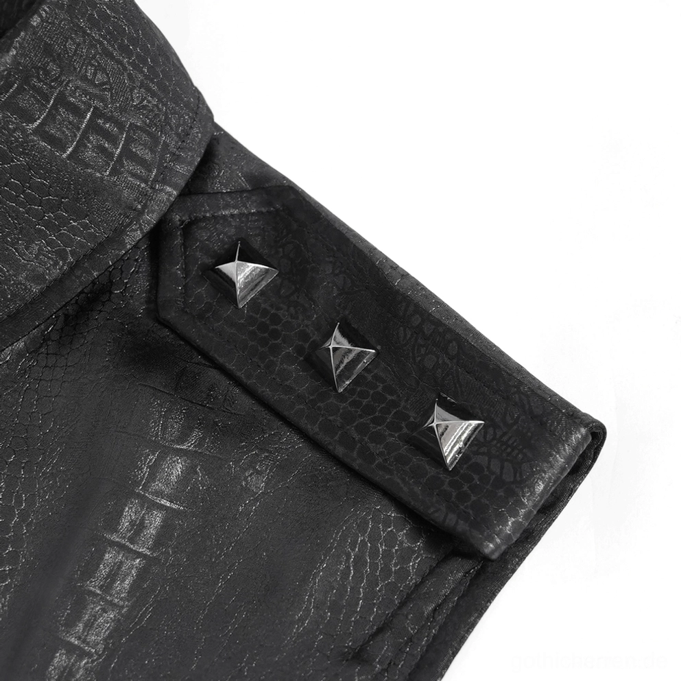 Detaillierte Ansicht des Gothic ärmellosen Shirt Epaulets mit pyramidenförmigen Metallnieten und Kunstleder-Krokodiloberfläche