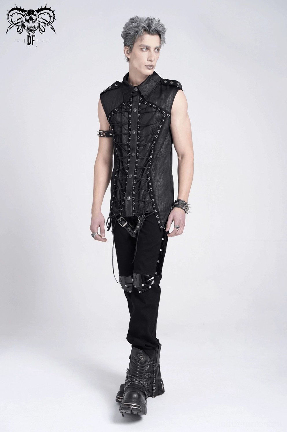 Gothic ärmelloses Schnür-Shirt Ganzkörper-Model-Ansicht betonet Arm-Exposition und Gesamtsilhouette der tailiert-strukturierten Passform